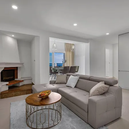 Prgo - With View And Parking Apartment *