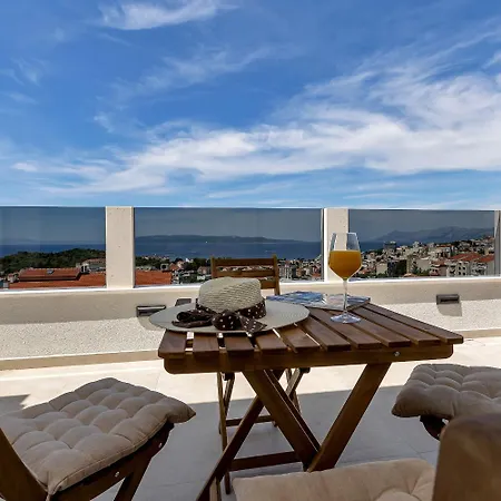 Prgo - With View And Parking Apartment *