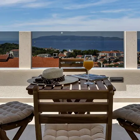 Prgo - With View And Parking Apartment