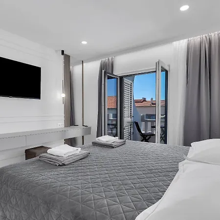 Prgo - With View And Parking Apartment