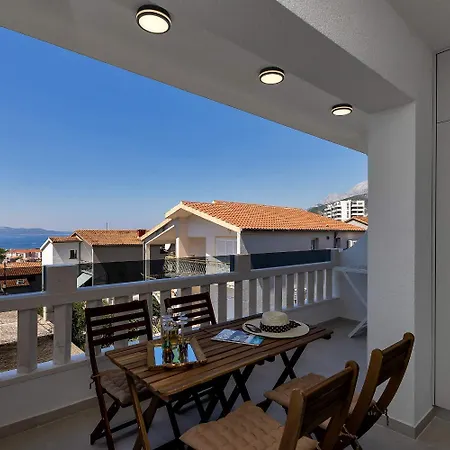 Apartment Prgo - With View And Parking *
