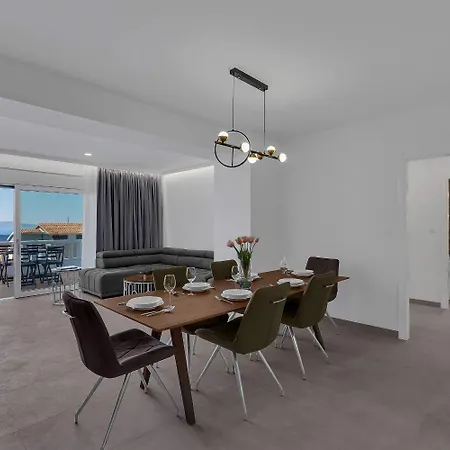 Prgo - With View And Parking Apartment