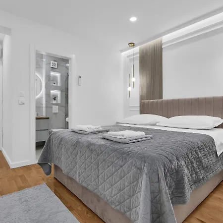 Prgo - With View And Parking Apartment