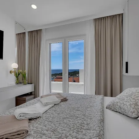 Prgo - With View And Parking Apartment *