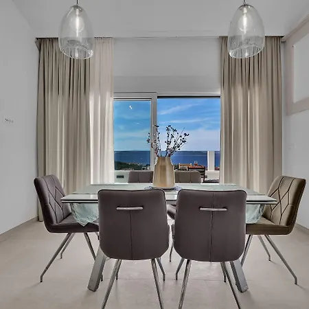 Prgo - With View And Parking Apartment *
