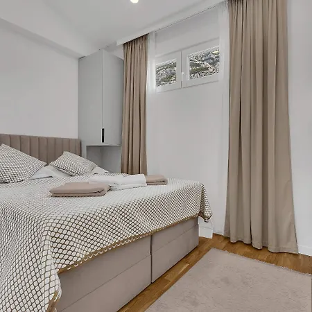 Prgo - With View And Parking Apartment *
